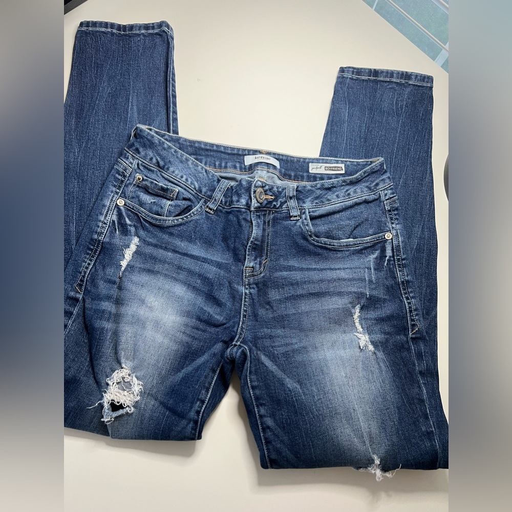 Kensie jeans. Size 26. Boyfriend distressed skinnies.
